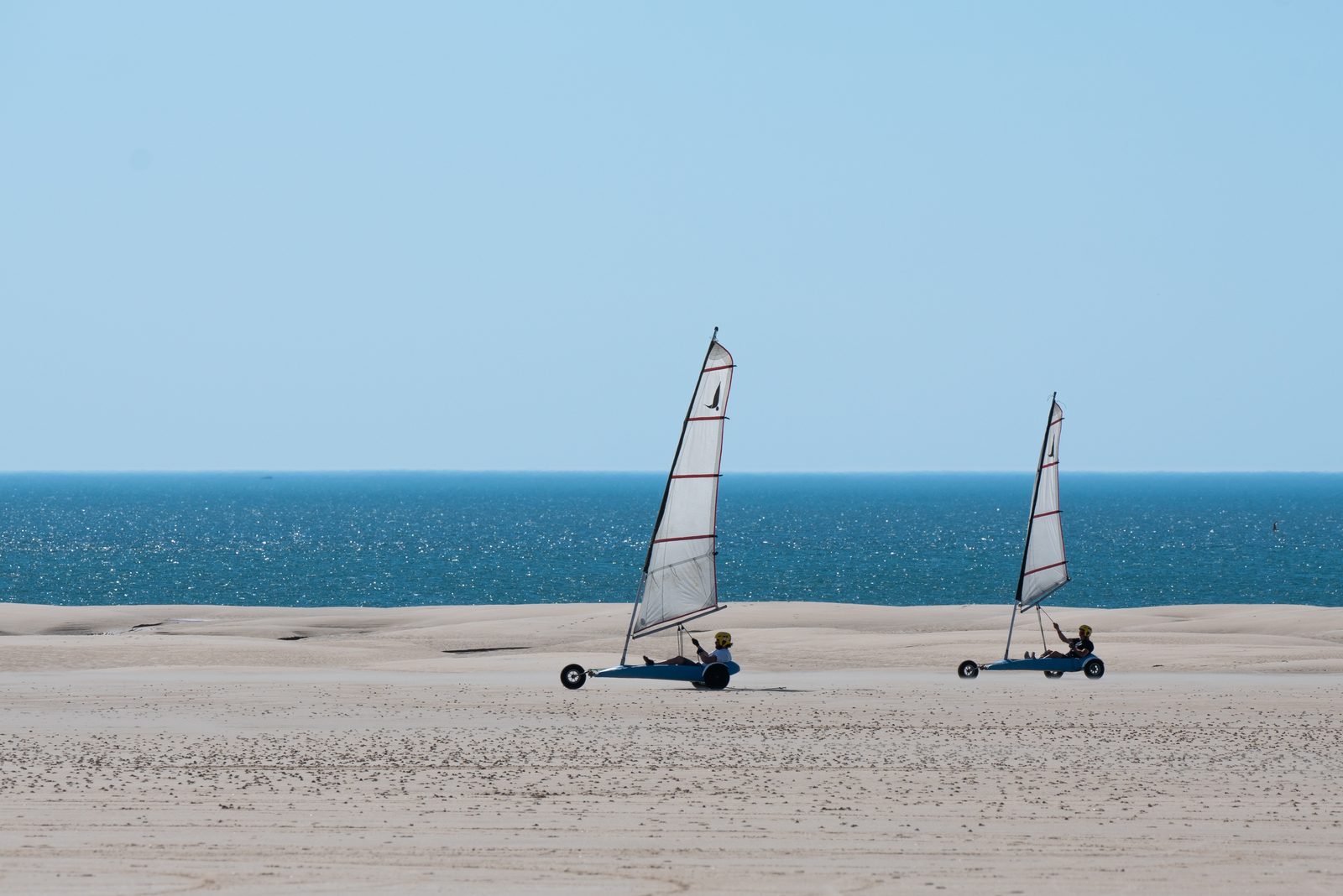 Deux chars à voile en action sur la plage d'Hatainville